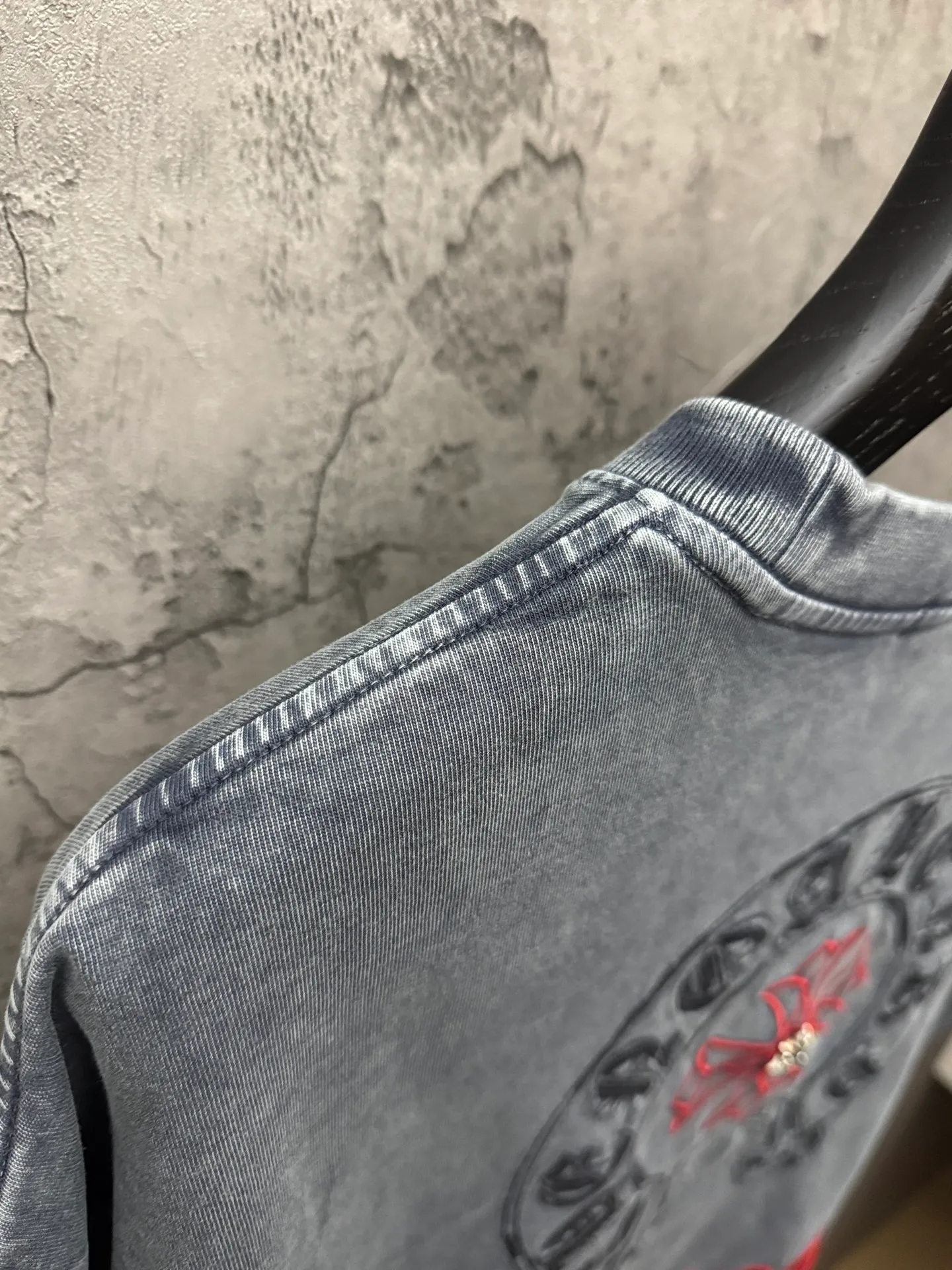 P230 top version, real shot without P, ​​different from market currency) 𝗖𝗵𝗿𝗼𝗺𝗲 𝗛𝗲𝗮𝗿𝘁𝘀/Cro Heart 2026 Spring New Original Single Counter American Washed 3D Three-dimensional Embroidered Couple Short Sleeves 👑The highest version! Customized fabric 320 grams, washed and fried. Best-selling model at the counter. Very comfortable to wear. Accessories: Original molded and authenticated collar label➕100% silk wash label. Genuine purchase-grade original hangtag➕matching hanging rope➕3D hanging beads➕original packaging bag. Craftsmanship: The original version has consistent wiring! The highest version of the armhole matching technique! Color: Gray Black Size: S M L XL Style No.: 6608